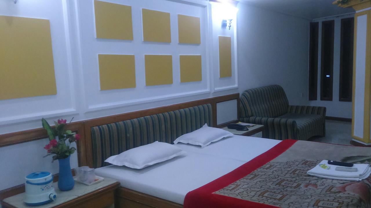 Hotel Unnati Ahmedabad Eksteriør billede