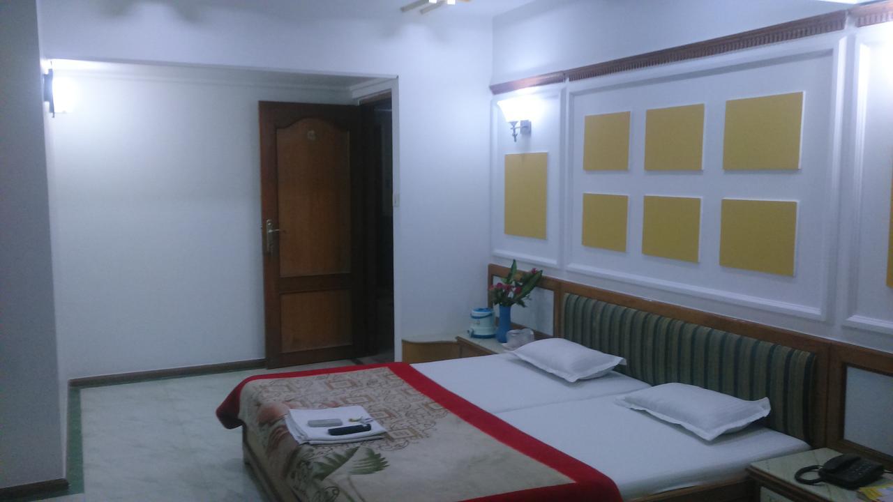Hotel Unnati Ahmedabad Eksteriør billede