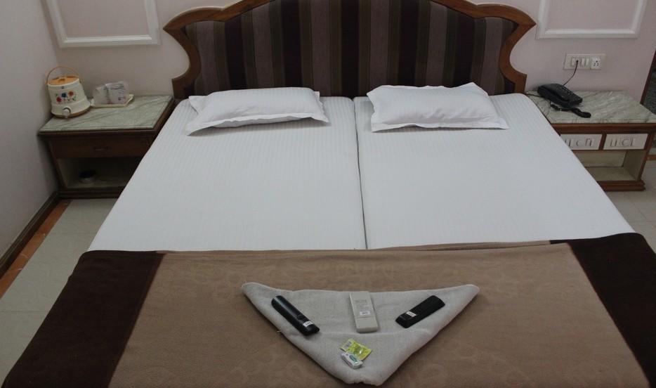 Hotel Unnati Ahmedabad Eksteriør billede