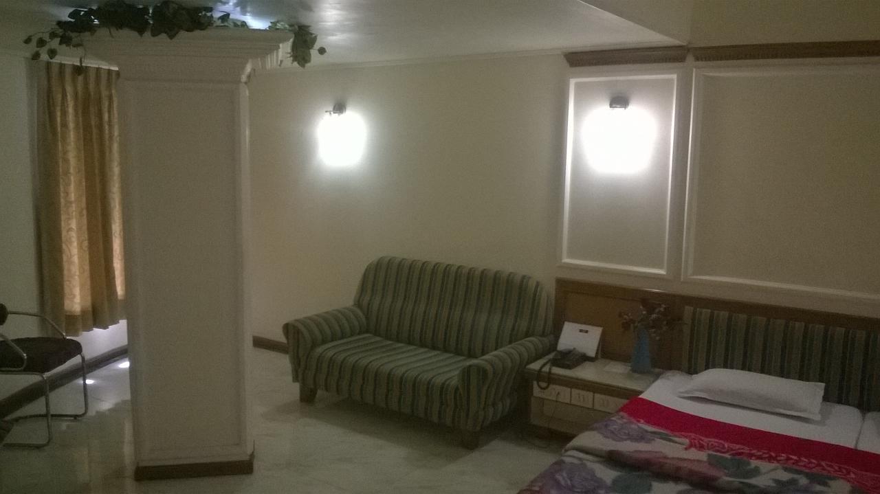 Hotel Unnati Ahmedabad Eksteriør billede