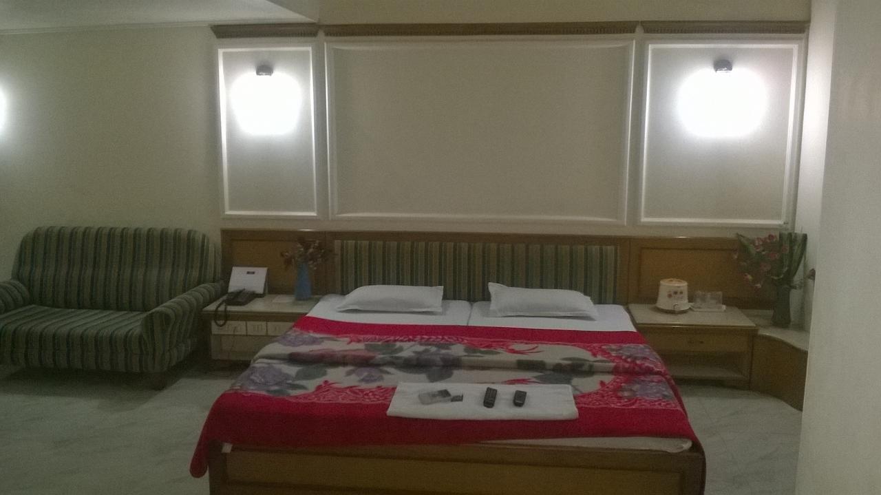 Hotel Unnati Ahmedabad Eksteriør billede