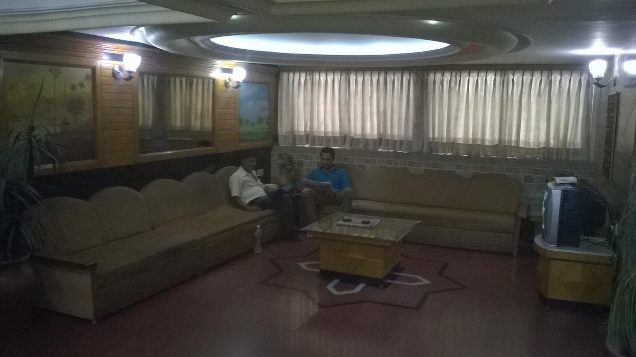 Hotel Unnati Ahmedabad Eksteriør billede